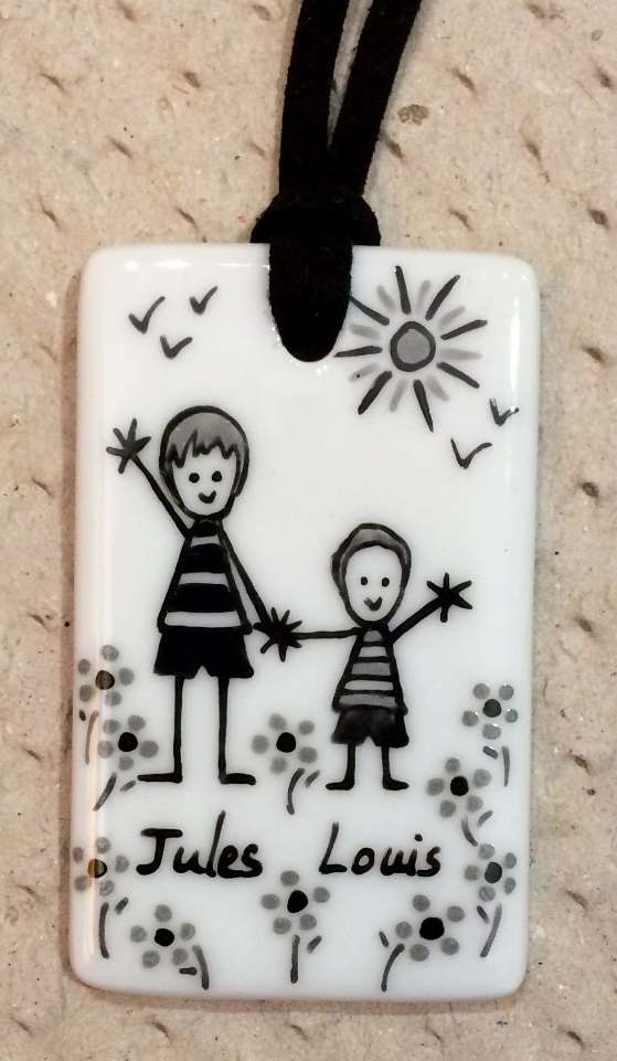 Cadeau de naissance pendentif rectangle en porcelaine personnalisé dans un style naïf en noir et gris